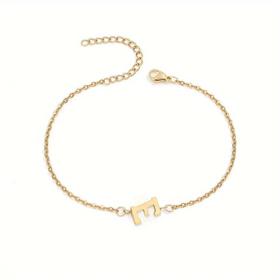 Minimalistisches Armband mit Buchstaben