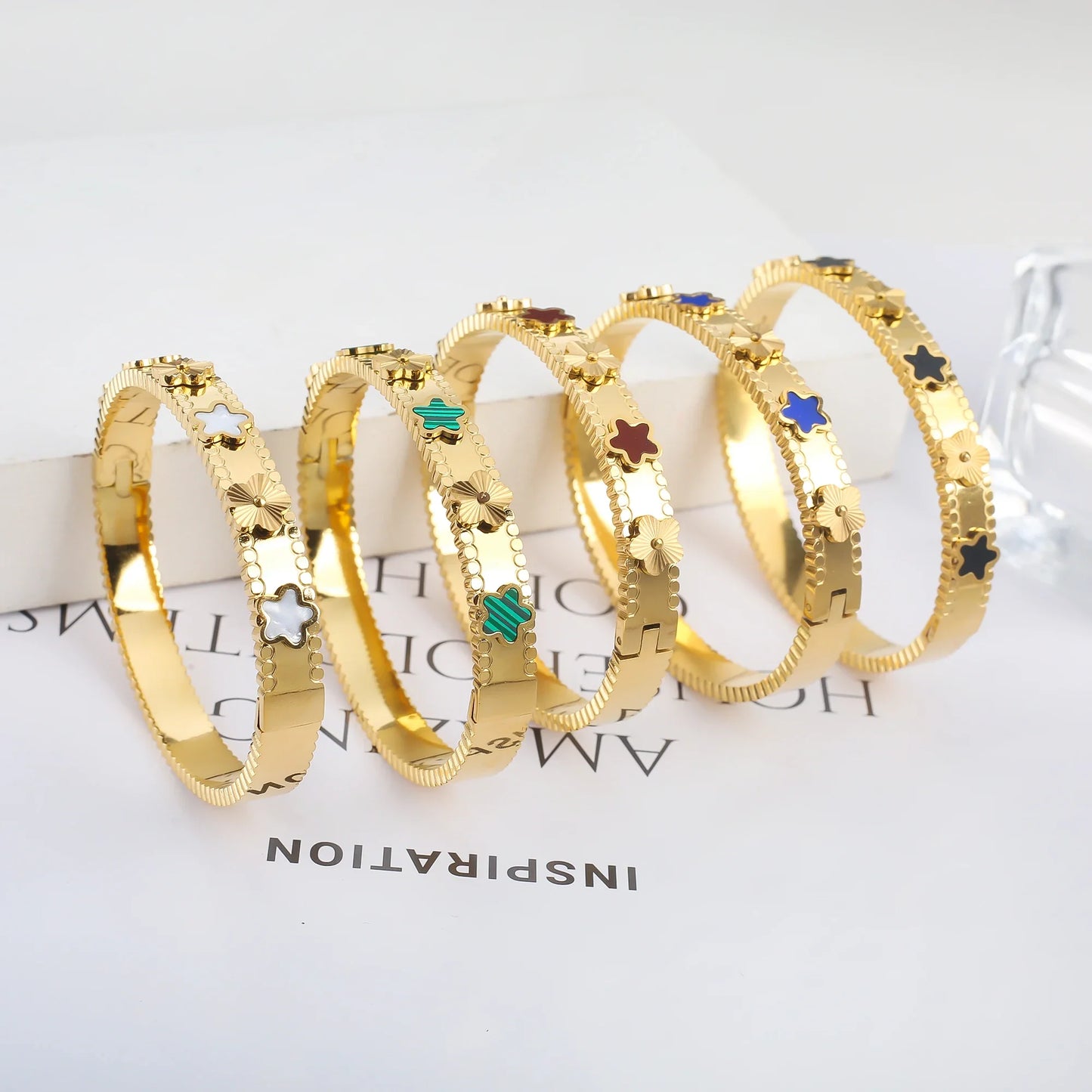 Pulseira Flor de Cinco Folhas em Aço Inoxidável Dourado