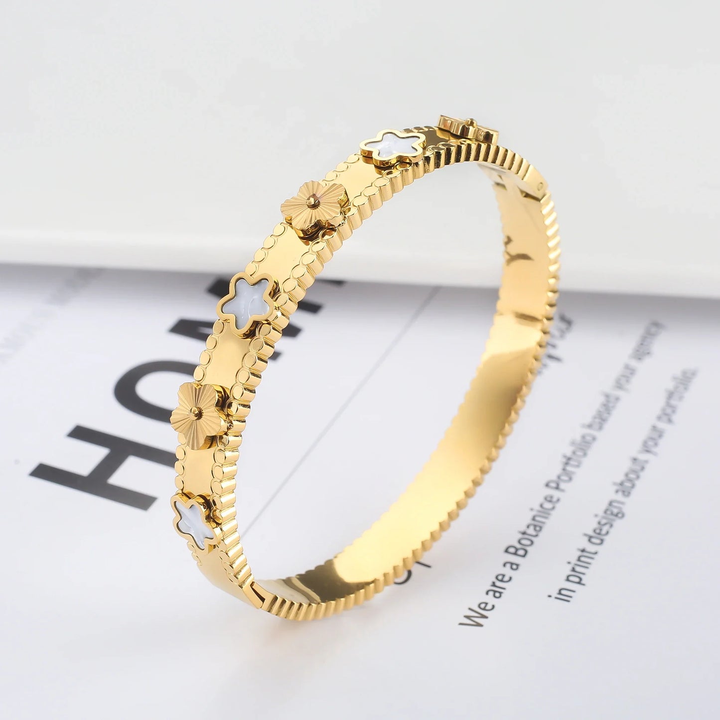 Pulseira Flor de Cinco Folhas em Aço Inoxidável Dourado