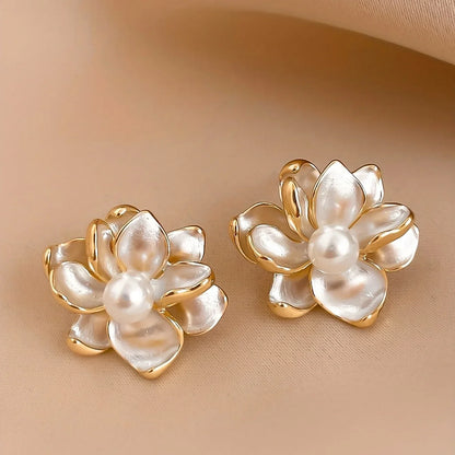 Brincos Elegantes com Flor e Pérola - Presente Delicado