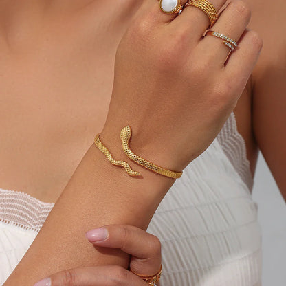 Goldene Schlangenarmband
