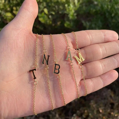 Minimalistisches Armband mit Buchstaben