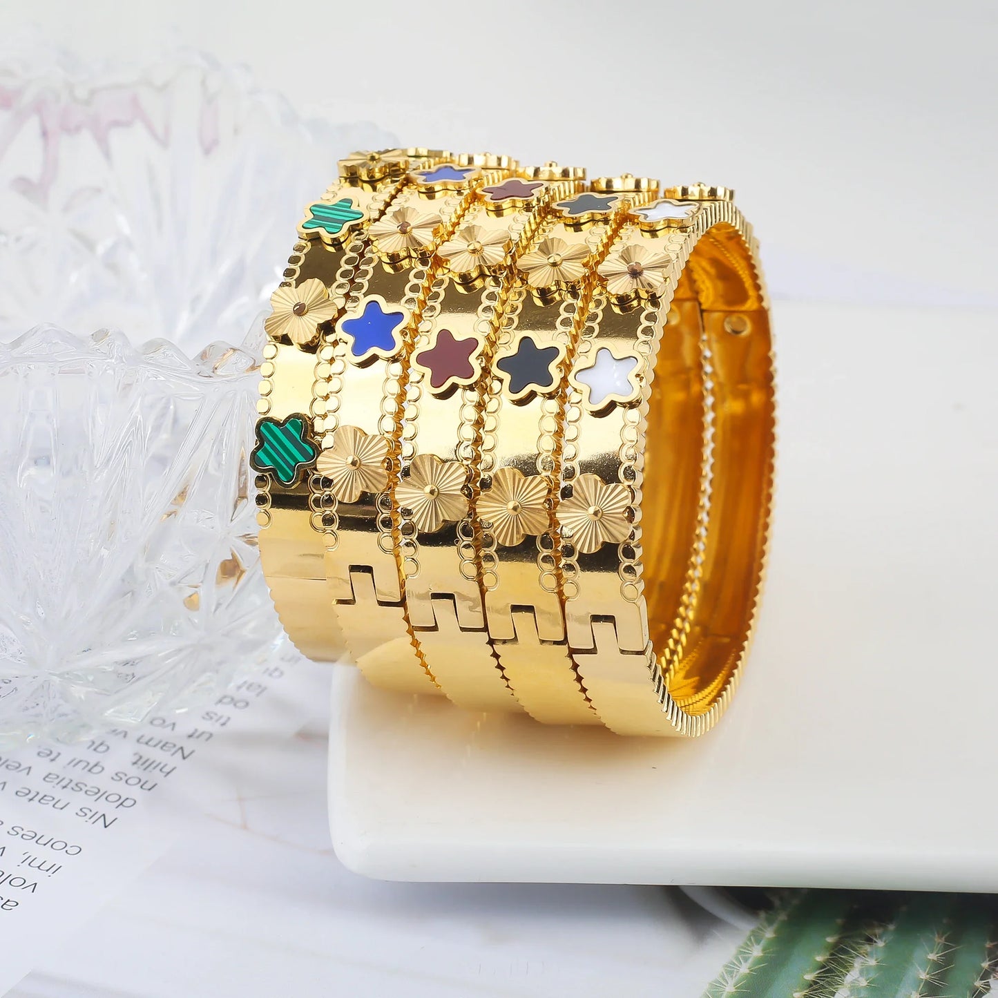Pulseira Flor de Cinco Folhas em Aço Inoxidável Dourado
