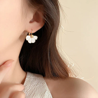 Pingente de Pétala de Esmalte Branco - Joias Elegantes