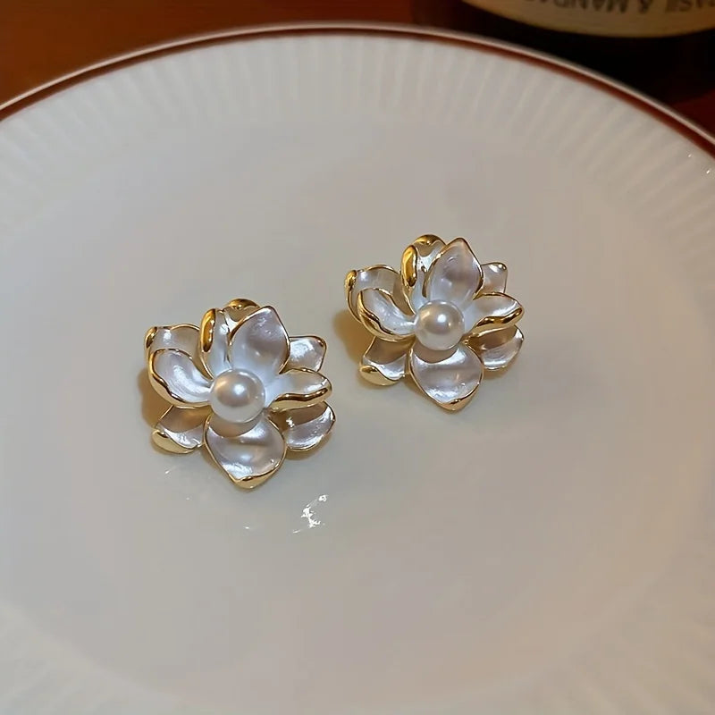 Brincos Elegantes com Flor e Pérola - Presente Delicado