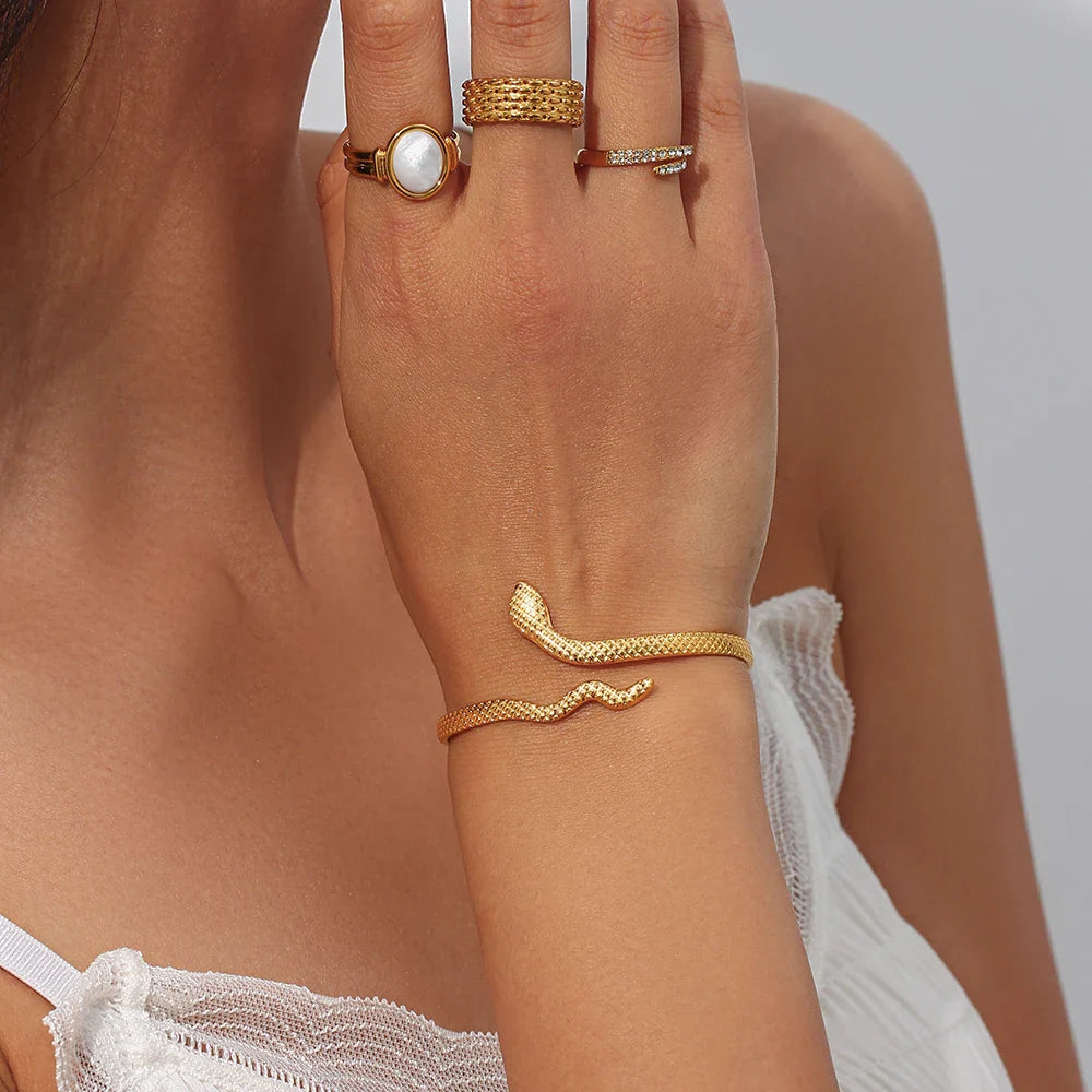Goldene Schlangenarmband