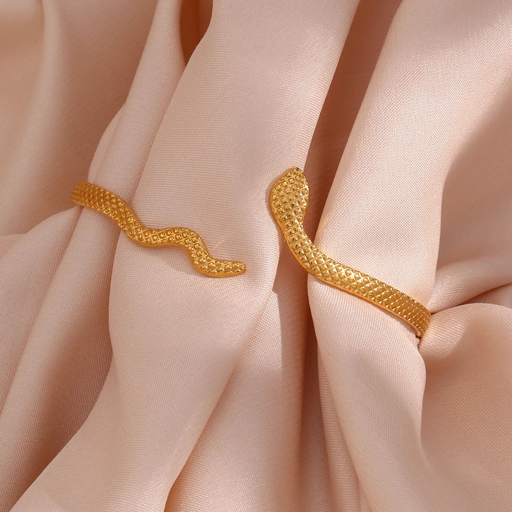 Goldene Schlangenarmband