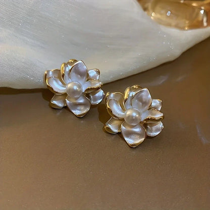Brincos Elegantes com Flor e Pérola - Presente Delicado