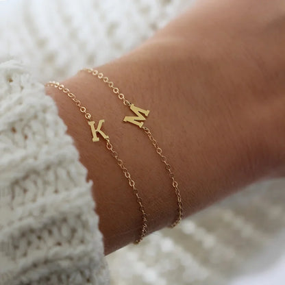 Minimalistisches Armband mit Buchstaben