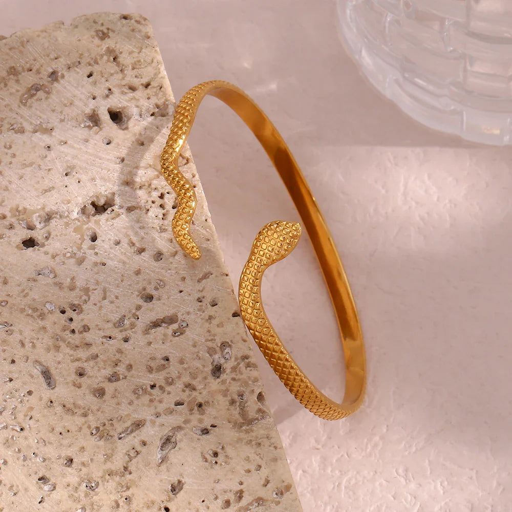 Goldene Schlangenarmband