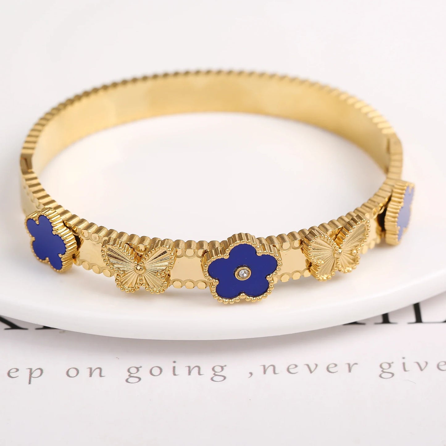 Pulseira Flor de Cinco Folhas em Aço Inoxidável Dourado