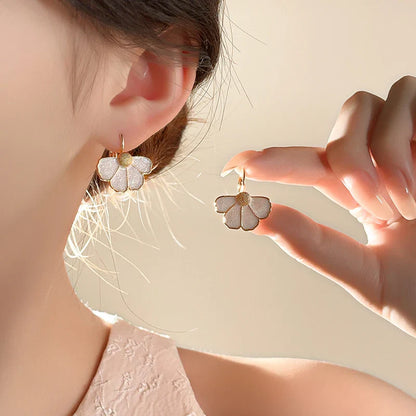 Pingente de Pétala de Esmalte Branco - Joias Elegantes