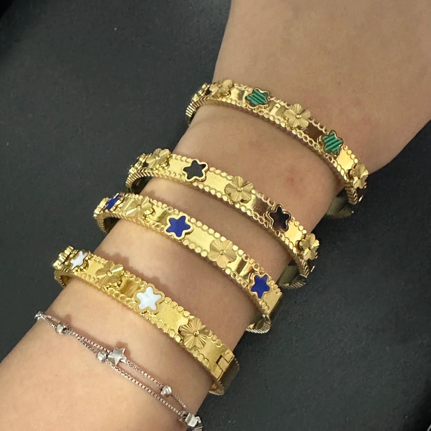Pulseira Flor de Cinco Folhas em Aço Inoxidável Dourado