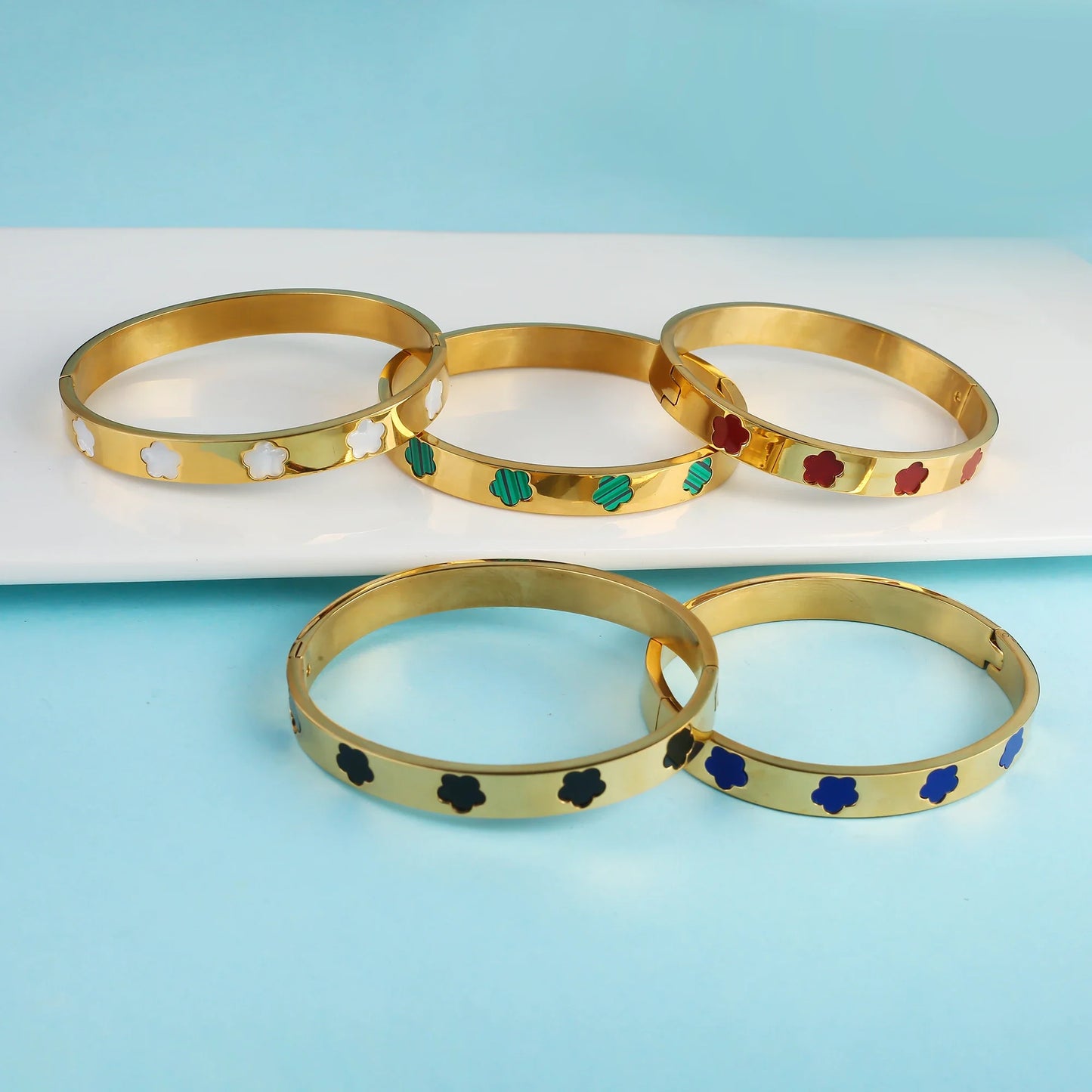 Pulseira Flor de Cinco Folhas em Aço Inoxidável Dourado