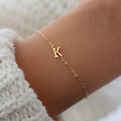 Minimalistisches Armband mit Buchstaben