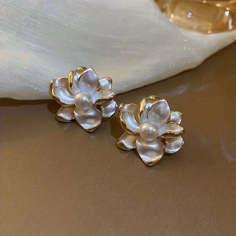 Brincos Elegantes com Flor e Pérola - Presente Delicado