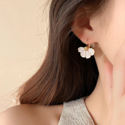 Pingente de Pétala de Esmalte Branco - Joias Elegantes
