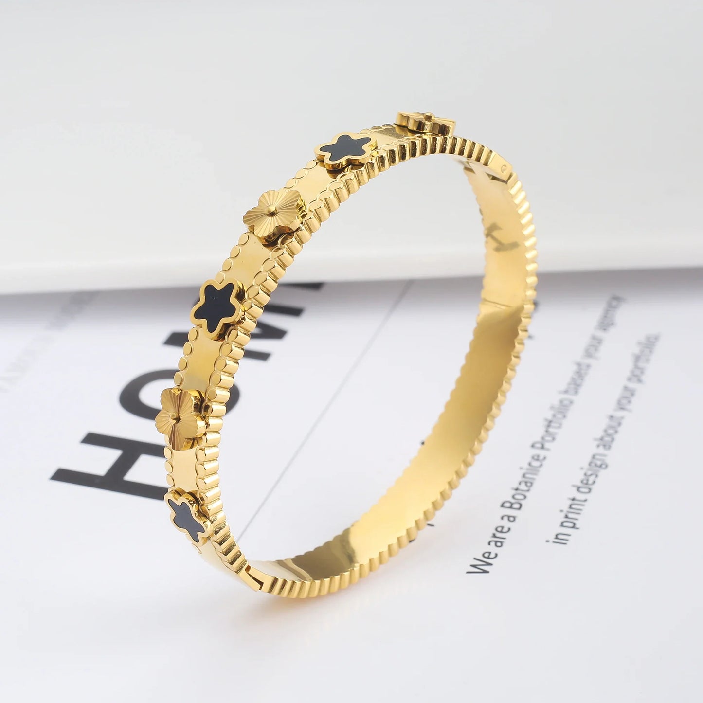 Pulseira Flor de Cinco Folhas em Aço Inoxidável Dourado