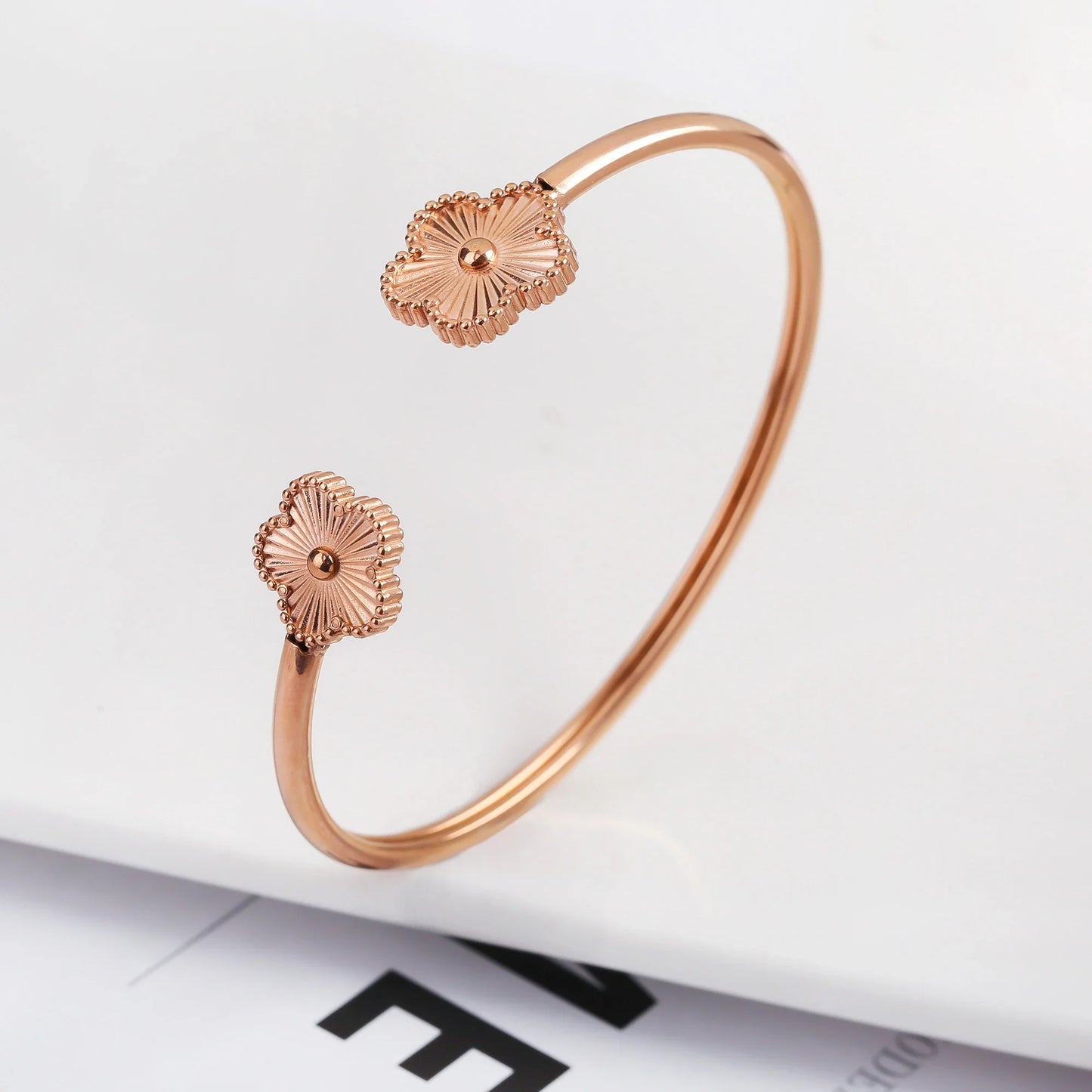 Pulseira Flor de Cinco Folhas em Aço Inoxidável Dourado