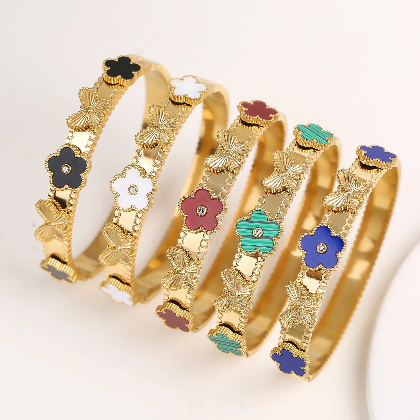 Pulseira Flor de Cinco Folhas em Aço Inoxidável Dourado